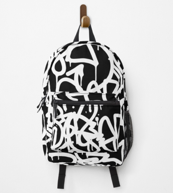 Tas dengan desain graffiti dan aksen tulisan artistik